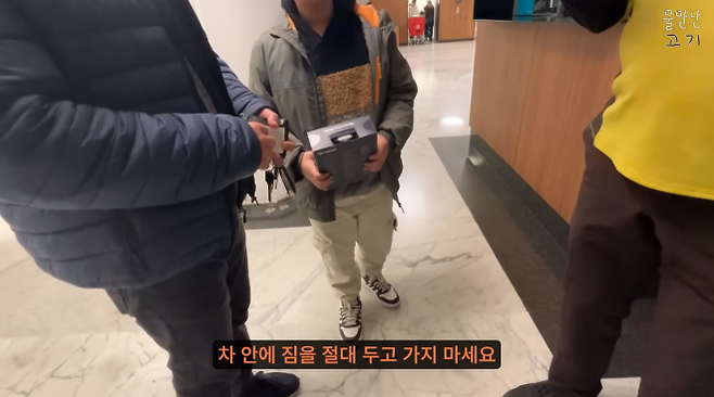 스페인 바르셀로나 한 쇼핑몰 직원이 렌터카 차량털이 도난범죄를 당한 한국인 유튜버에게 “차 안에 짐을 절대 두고 가지 말라”고 말하고 있다. 유튜브 채널 ‘물만난고기’ 캡처