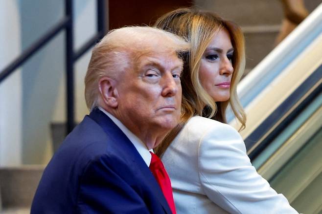 도널드 트럼프 미국 대통령과 멜라니아 여사가 23일(현지시간) 뉴욕 유엔 본부에서 열린 제80차 유엔총회에 도착하고 있다. 트럼프 대통령은 연설 직전 발생한 에스컬레이터 멈춤 등 일련의 사고를 ‘3중 사보타주’라고 주장하며 유엔에 조사를 요구했다. 로이터 연합뉴스