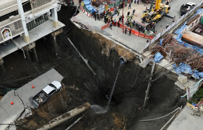 태국 현지시간으로 24일 오전 7시 15분쯤 방콕 바지라 대학병원 앞 삼센 로드 구간에서 도로 전체가 내려앉는 사고가 발생했다. 로이터 연합뉴스