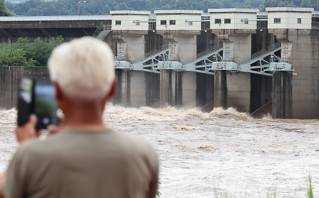 경기 북부 일대에 폭우가 내려 임진강과 한탕강 일대 곳곳에 홍수특보가 발령된 지난해 7월 18일 오후 경기 연천군 군남댐에서 수문이 열려 많은 물이 방류되고 있다. 뉴스1