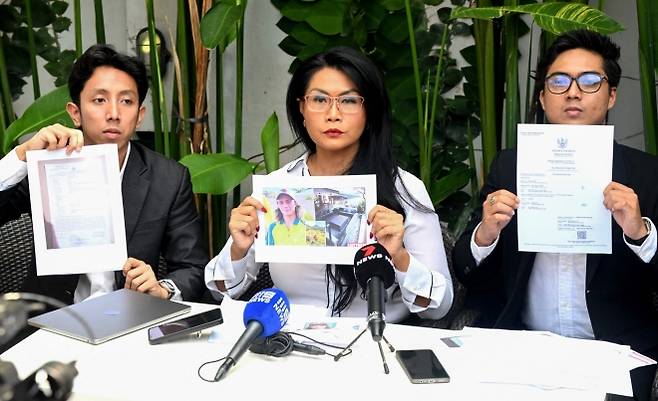 바이런 해도우 유가족 변호인단이 24일 관련 문서를 들고 기자회견 하고 있다. AFP 연합뉴스