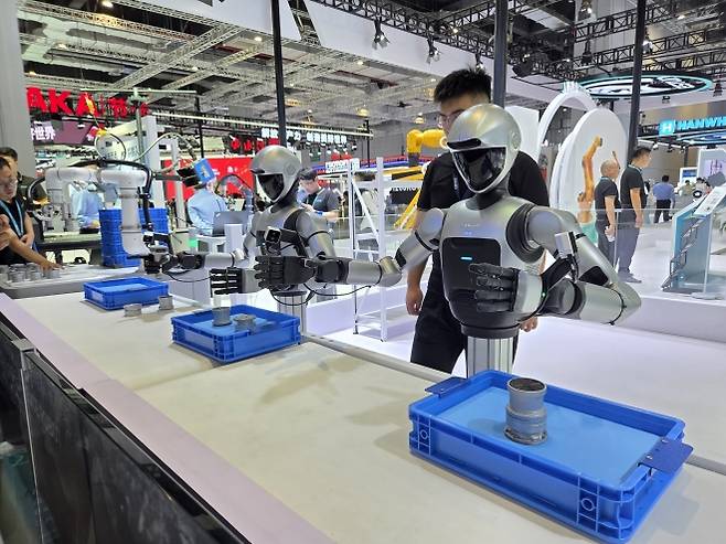 24일 중국 상하이 국제컨벤션센터에서 열린 ‘2025 로봇박람회’에 ‘에스툰’의 휴머노이드 ‘코드로이드’가 제조업 공정을 시연하고 있다. 상하이 곽소영 기자