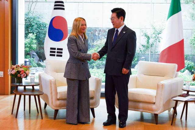 이재명 대통령과 조르자 멜로니 이탈리아 총리가 24일(현지시간) 미국 뉴욕 주유엔대한민국대표부에서 정상회담에 앞서 악수하고 있다. 연합뉴스