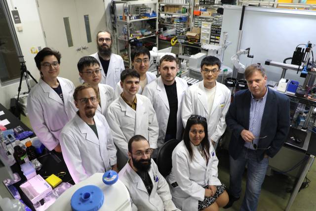 빠르고 정밀하게 화학 합성물을 실험·생성하는 AI·로봇 플랫폼을 개발한 연구자 단체 사진. 사진제공=UNIST