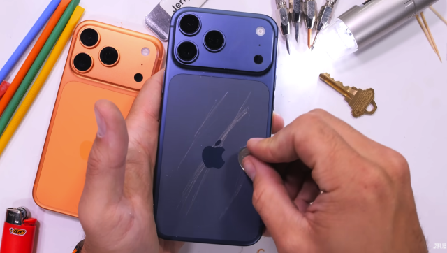 IT 유튜버 @JerryRigEverything 영상 캡처