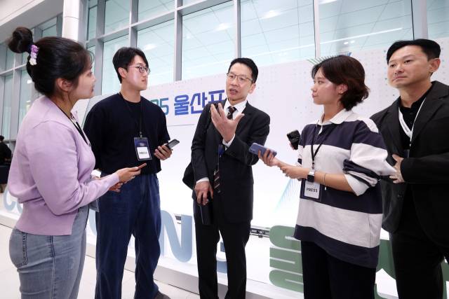 최창원(가운데) SK수펙스추구협의회 의장이 24일 울산시 울주군 울산전시컨벤션센터(UECO)에서 열린 ‘2025 울산포럼’ 폐막 이후 취재진과 질의응답을 하고 있다. 사진 제공=SK이노베이션