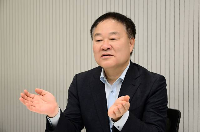 김학균 신영증권 리서치센터장이 서울경제신문과의 인터뷰에서 주주친화 정책을 지속적으로 추진하면 ‘코스피 5000’ 목표가 결코 불가능한 게 아니라고 강조하고 있다. 권욱 기자