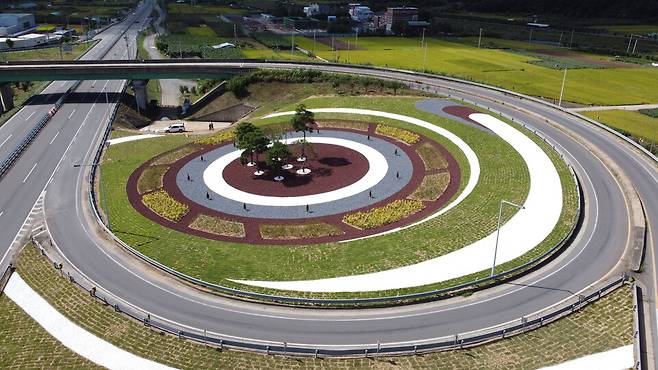 의성군이 원당교차로 램프 구간에 조성한 도시숲 모습 ⓒ의성군&nbsp;