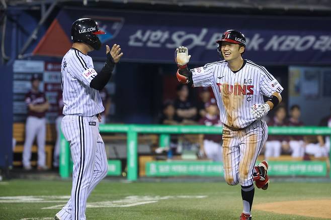 LG 박해민(오른쪽)이 2016년 이후 9년 만에 다시 개인 50도루 기록을 노린다. 박해민이 올해 50도루 고지를 밟으면, 2004년 전준호(현대) 이후 역대 두 번째로 35세를 넘긴 나이에 50도루를 기록하게 된다. 이미 전준호의 당시 나이도 넘어 자연스럽게 최고령 50도루 기록까지 만들 수 있다. 사진제공｜LG 트윈스