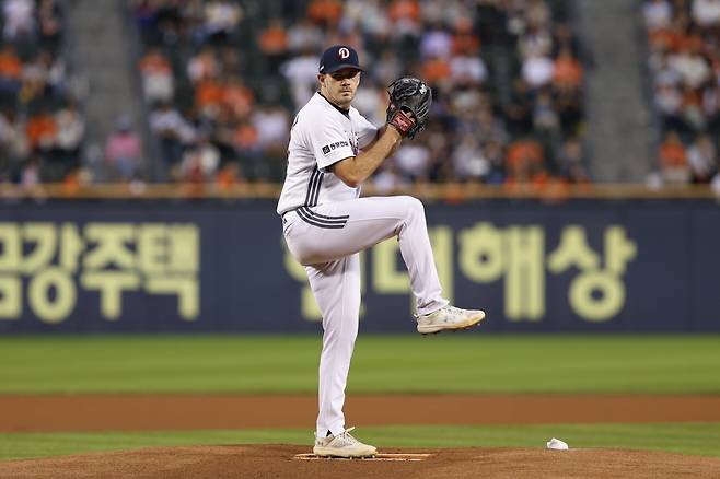 두산 잭로그가 25일 잠실구장에서 열린 2025 KBO리그 한화전에 선발등판해 와인드업을 하고 있다. 잭로그는 이날 8이닝 무실점 역투로 팀의 7-0 승리를 이끌었다.  시즌 10승(8패)째를 달성하며 두산 투수들 가운데 유일하게 두 자릿수 승리를 마크했다. 사진제공｜두산 베어스