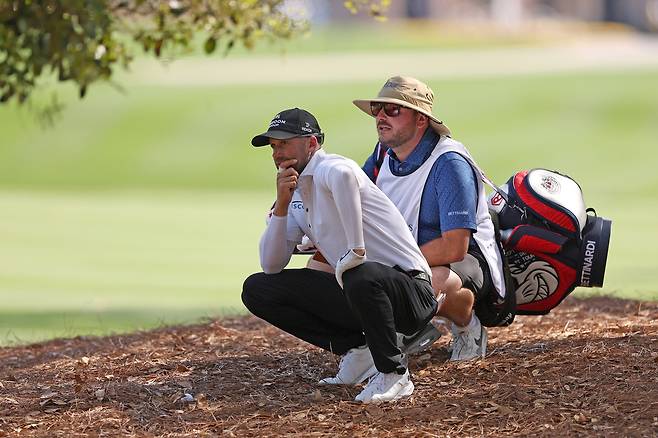 벤 실버맨과 브라이언 콥식이 지난 3월 15일 PGA 투어 플레이어스 챔피언십 2라운드 도중 1번 홀에서 다음 샷을 준비하기 위해 함께 상황을 살펴보고 있다. 게티이미지코리아
