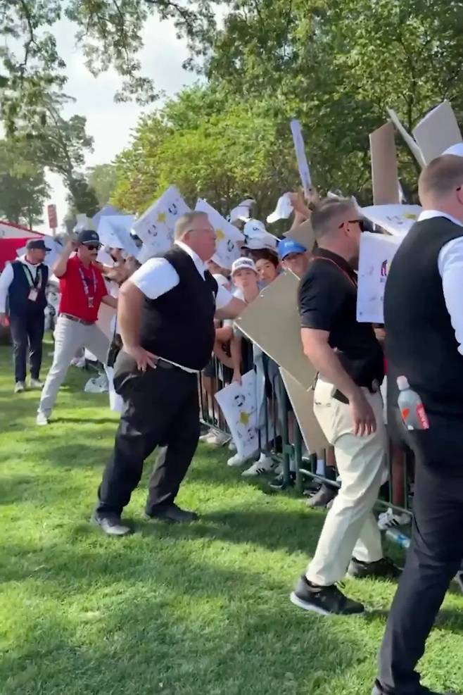지난 24일 라이더컵이 열리는 미국 뉴욕주 베스페이지 골프장에 브라이슨 디섐보의 사인을 받으려는 팬들이 길게 줄을 서있다. SNS캡처