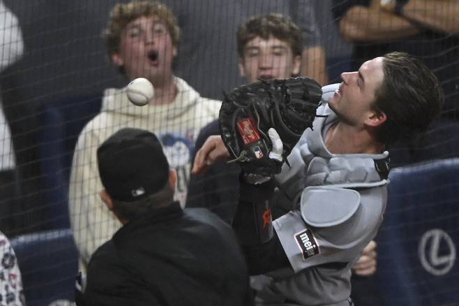 디트로이트 포수 딜런 딩글러가 25일 미국 오하이오주 클리블랜드의 프로그레시브필드에서 열린 클리블랜드와 2025 메이저리그(MLB) 정규리그 원정 경기에서 7회말 파울 타구를 놓치는 실책을 범하고 있다.    클리블랜드 | Imagn Images연합뉴스