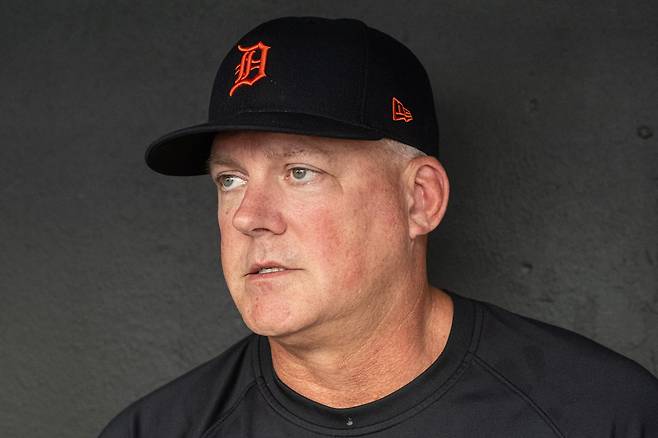 A.J 힌치 디트로이트 감독이 25일 미국 오하이오주 클리블랜드의 프로그레시브필드에서 열린 클리블랜드와 2025 메이저리그(MLB) 정규리그 원정 경기를 앞두고 취재진과 대화하고 있다.     클리블랜드 | AP연합뉴스