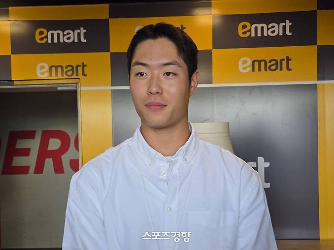 SSG 2026 신인드래프트에서 7라운드에 지명된 덕수고 외야수 오시후가 25일 인천 SSG랜더스필드에서 인터뷰하고 있다. 유새슬 기자