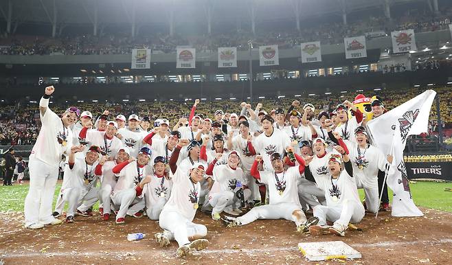 KIA 선수들이 지난해 통합 우승을 확정하고 기뻐하고 있다. KIA 타이거즈 제공