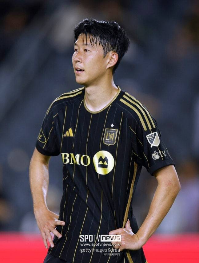 ▲ 손흥민의 최종 목표는 단순히 경기에 나서는 것을 넘어, 축구를 통해 사람들에게 행복을 선사하는 것이다. 그는 \"사람들에게 미소와 행복을 주고, 수준 높은 축구도 보이고 싶다\"며 \"리그가 점차 커졌으면 좋겠다\"고 덧붙였다.