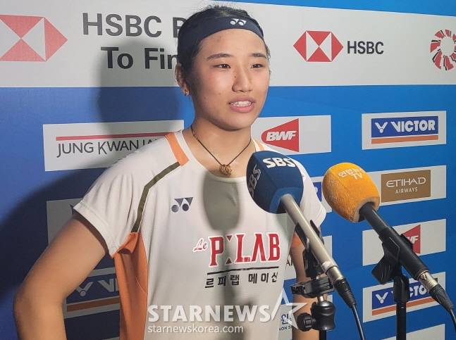안세영이 24일 BWF 월드투어 2025 수원 빅터 코리아오픈 배드민턴선수권대회 여자 단식 32강에서 승리를 거둔 뒤 믹스트존에서 취재진과 인터뷰를 하고 있다. /사진=안호근 기자