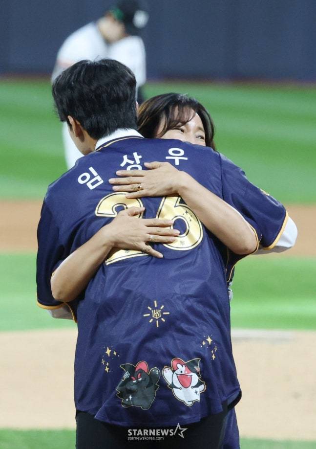 임상우(왼쪽)가 어머니의 시구를 받은 뒤 포옹을 나누고 있다. /사진=김진경 대기자