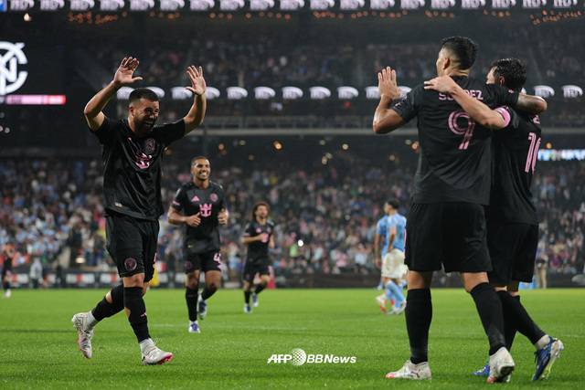 리오넬 메시(오른쪽)가 팀 동료들과 골 세리머니를 함께 하고 있다. /AFPBBNews=뉴스1