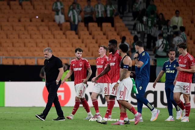 노팅엄 팬들에게 인사하는 안제 포스테코글루 토트넘 감독(왼쪽)과 선수단. /AFPBBNews=뉴스1