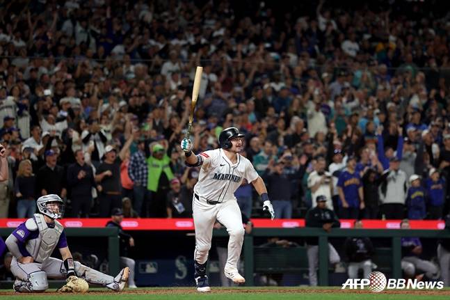 칼 롤리(오른쪽)가 25일 콜로라도전에서 8회말 시즌 60번째 홈런을 날리고 있다. /AFPBBNews=뉴스1