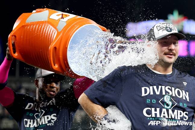 수훈 선수 인터뷰를 하는 롤리(오른쪽)에게 축하의 물 벼락을 선사하는 동료들. /AFPBBNews=뉴스1