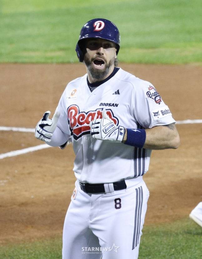 2025 신한 SOL Bank KBO리그 두산 베어스 대 한화 이글스 경기가 25일 서울 잠실야구장에서 열렸다.  두산 케이브가 1회말 2사에서 한화 선발 와이스를 상대로 선제 좌월 1점 홈런을 날리고 홈인하고 있다. /사진=김진경 대기자
