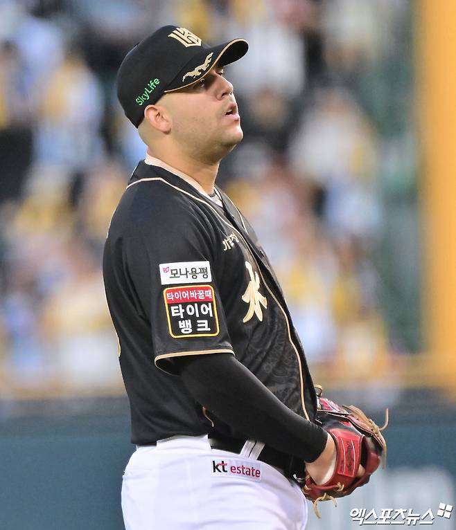 11일 오후 서울 송파구 잠실야구장에서 열린 '2025 신한 SOL Bank KBO리그' KT 위즈와 LG 트윈스의 경기, 1회말 KT 선발투수 헤이수스가 투구 준비를 하고 있다. 엑스포츠뉴스 DB