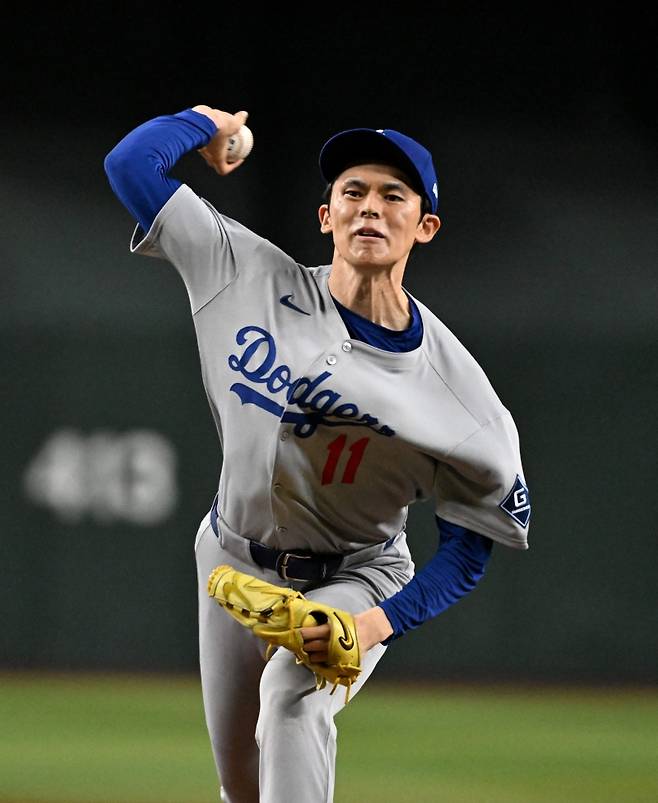 25일 미국 애리조나주 피닉스의 체이스필드에서 열린 2025 미국 메이저리그(MLB) LA 다저스와 애리조나 다이아몬드백스의 경기, 7회말 다저스 사사키 로키가 공을 힘차게 던지고 있다. AFP 연합뉴스