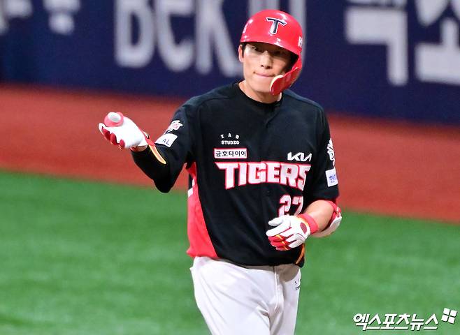 24일 오후 서울 구로구 고척스카이돔에서 열린 '2025 신한 SOL Bank KBO리그' KIA 타이거즈와 키움 히어로즈의 경기, 4회초 2사 1루 KIA 김호령이 우전안타를 날리고 있다. 엑스포츠뉴스 DB