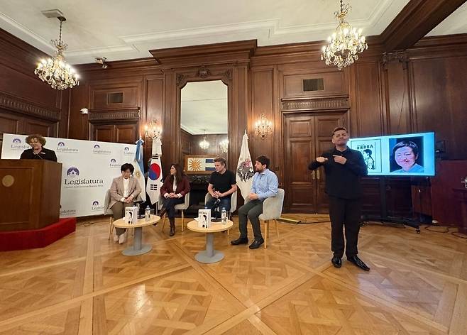 '풀' 부에노스아이레스 시의회 관심도서 지정 선언 기념행사 (부에노스아이레스=연합뉴스) 김선정 통신원 = 아르헨티나의 수도 부에노스아이레스 시의회 몬데비데오 행사장에서 23일(현지시간) 김금숙 작가의 위안부 소재 그래픽노블 '풀'의 시의회 관심도서 선언 기념행사가 개최됐다. 2025.9.25 sunniek8@yna.co.kr