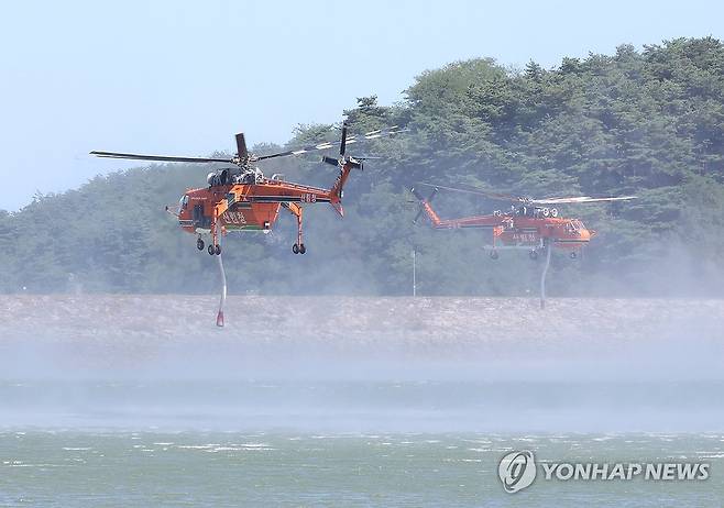'최악 가뭄' 강릉, 헬기 투입해 물 공급 [연합뉴스 자료사진]