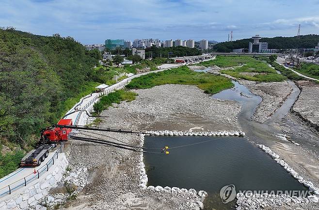 강릉 해갈에 동원된 대용량포방사시스템 [연합뉴스 자료사진]