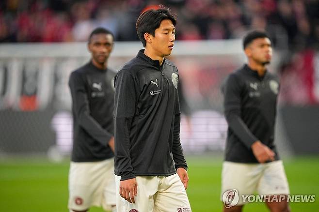 경기에 앞서 몸을 푸는 미트윌란의 수비수 이한범 [AFP=연합뉴스]