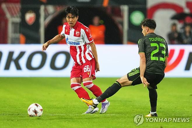 패스를 시도하는 즈베즈다의 수비수 설영우 [AP=연합뉴스]