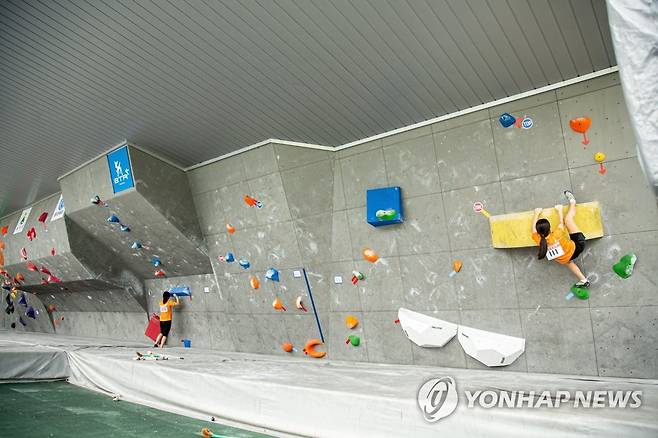 산악영화제 무대서 열린 클라이밍대회 (울산=연합뉴스) 6일부터 10일까지  을산시 울주군에서 국내 유일 국제산악영화제인 제4회 울주세계산악영화제가 열리고 있는 가운데 8일 영화제 메인 무대 옆에 있는 영남알프스 국제클라이밍센터에서는  제5회 울주군수기 전국 스포츠클라이밍대회가 개최돼 눈길을 끌었다. 2019.9.9 [울주세계산악영화제 제공.재판매 및 DB 금지] young@yna.co.kr