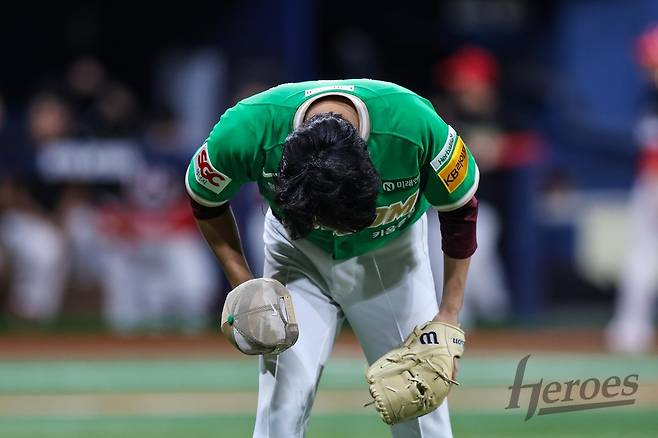 시즌 마지막 등판을 마치고 팬들에게 모자를 벗어 인사한 키움 하영민 [키움 히어로즈 제공. 재판매 및 DB 금지]