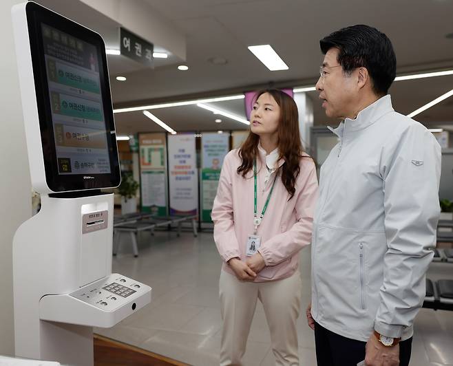 여권과를 둘러보는 서강석 구청장 [송파구 제공. 재판매 및 DB 금지]