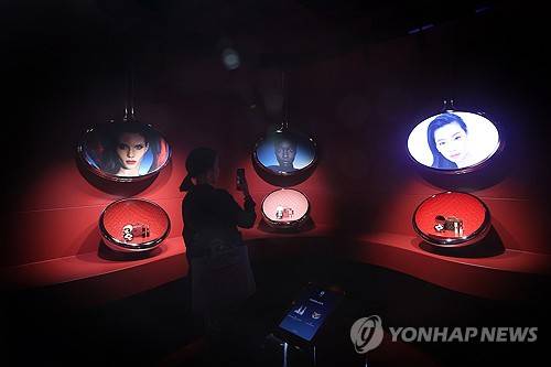 루이비통 첫 뷰티 컬렉션 팝업스토어 (서울=연합뉴스) 진연수 기자 = 서울 강남구 루이비통 서울 도산에서 열린 루이비통 최초의 뷰티 컬렉션 '라 보떼 루이비통' 출시 관련 팝업스토어에서 참석자가 제품들을 살펴보고 있다. 2025.8.29 jin90@yna.co.kr