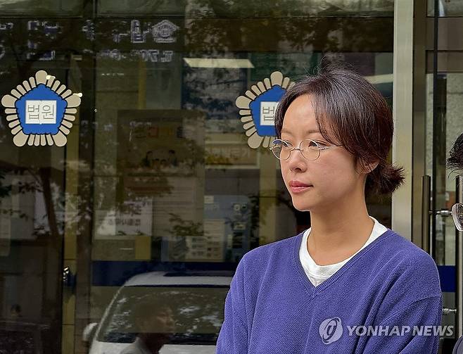 법원 나오는 황정음 (제주=연합뉴스) 백나용 기자 = 특정경제범죄 가중 처벌 등에 관한 법률 위반(횡령) 혐의로 기소된 배우 황정음이 25일 집행유예를 선고 받고 제주지방법원을 나오면서 취재진 질문을 받고 있다. 2025.9.25 dragon.me@yna.co.kr