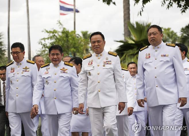 아누틴 새 태국 총리와 장관들 지난 24일(현지시간) 아누틴 찬위라꾼 신임 태국 총리(오른쪽에서 2번째)와 내각 장관들이 마하 와찌랄롱꼰 국왕에게 충성 선서를 하기 위해 태국 방콕 왕궁에 도착하는 모습. 2025.09.25