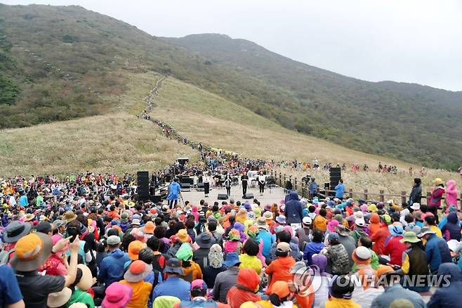 산 위에서 열리는 가을 음악회 '울주오디세이' 인파 [연합뉴스 자료사진]