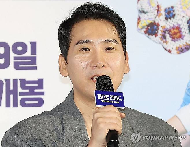 '30일'의 남대중 감독, 신작 발표 (서울=연합뉴스) 이재희 기자 = 남대중 감독이 25일 서울 CGV 용산아이파크몰점에서 열린 영화 '퍼스트라이드' 제작보고회에서 인사말을 하고 있다. 2025.9.25 scape@yna.co.kr