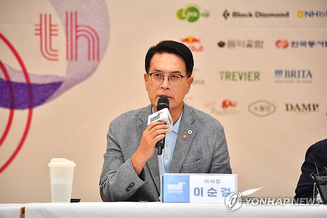 "세계 3대 산악영화제로 도약합니다" (울산=연합뉴스) 20일 국내 유일의 국제산악영화제인 울산울주세계산악영화제(UMFF) 주관으로 울산광역시청 시민홀에서 올해 10주년 영화제 홍보 기자회견이 열린 가운데 이순걸 울주군수가 올해 영화제와 향후 계획 등에 대해 설명하고 있다. 2025.8.20 [울주군 제공.재판매 및 DB 금지] young@yna.co.kr