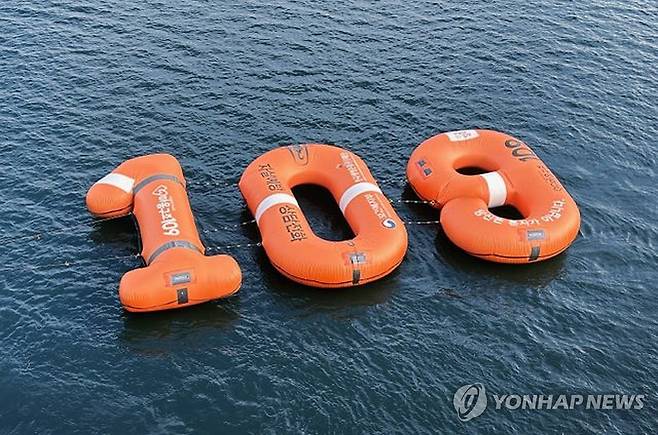 복지부-한국생명존중희망재단, 자살예방 상담전화 캠페인 3월 진행 (서울=연합뉴스) 보건복지부와 한국생명존중희망재단은 서울 한강에서 자살예방 상담전화 109를 홍보하기 위해 109를 형상화한 구명 튜브 띄우기 행사를 3월 중 진행한다고 9일 밝혔다. 
    사진은 '마음구조 109' 수상 캠페인 리허설 장면. 2025.1.9 [이제석광고연구소 제공. 재판매 및 DB 금지] photo@yna.co.kr