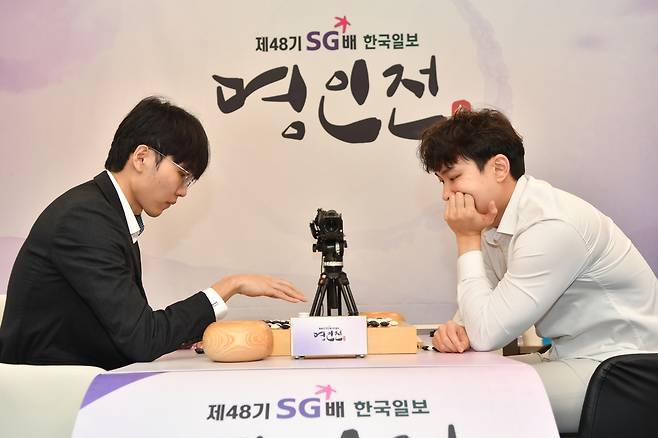 대국 후 복기하는 신진서(왼쪽)와 박정환 [한국기원 제공. 재판매 및 DB 금지]