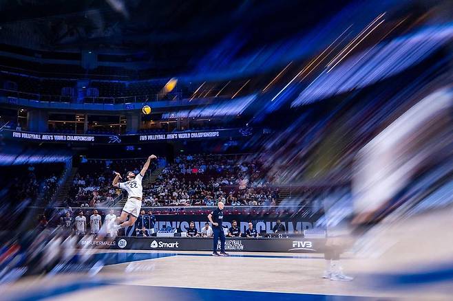 체코와 8강에서 서브 넣는 이란 대표팀의 알리(22번) [FIVB 홈피 캡처. 재판매 및 DB 금지]
