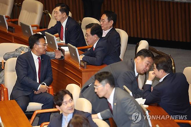 본회의 참석한 송언석 원내대표 (서울=연합뉴스) 박동주 기자 = 25일 서울 여의도 국회 본회의장에서 국민의힘 송언석 원내대표가 의원들과 대화하고 있다. 2025.9.25 pdj6635@yna.co.kr