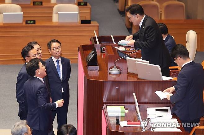 패스트트랙 지정 동의의 건 개표 논란 (서울=연합뉴스) 김주성 기자 = 25일 국회 본회의에서 '민주유공자 예우에 관한 법률안에 대한 신속처리안건 지정동의의 건'에 대한 투표수가 명패수보다 한 매가 더 많이 나오자 처리 방식을 놓고 우원식 국회의장과 양당 원내대표단이 논쟁하고 있다. 2025.9.25 utzza@yna.co.kr